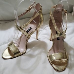 NWOT Nine West gold heels - New without tag